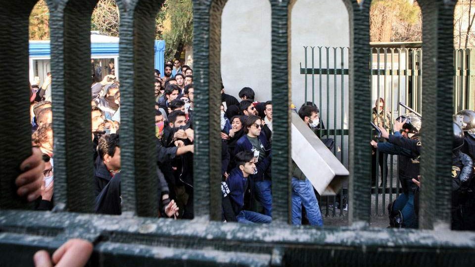 Καζάνι που βράζει το Ιράν – Νεκρός ένας αστυνομικός κατά τη διάρκεια ταραχών