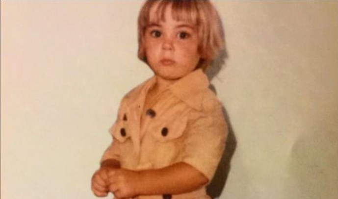Αναγνωρίζετε αυτό το κοριτσάκι; Είναι σήμερα πασίγνωστη τραγουδίστρια – ΦΩΤΟ