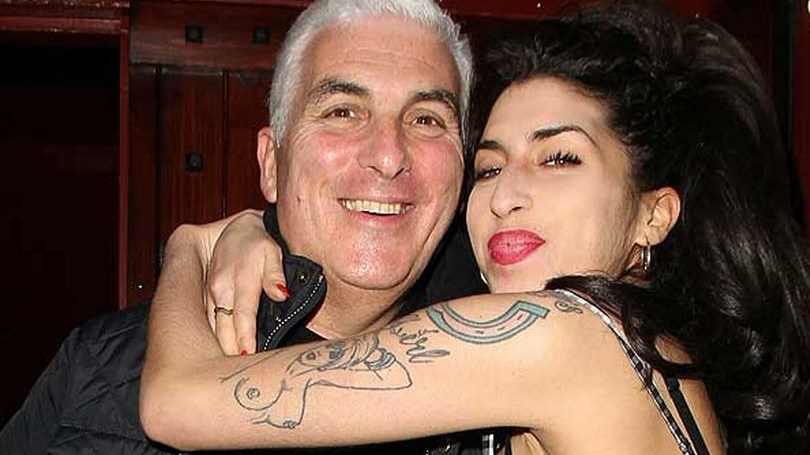 Ο πατέρας της Έιμι Γουάινχαουζ ισχυρίζεται ότι τον επισκέπτεται το φάντασμά της