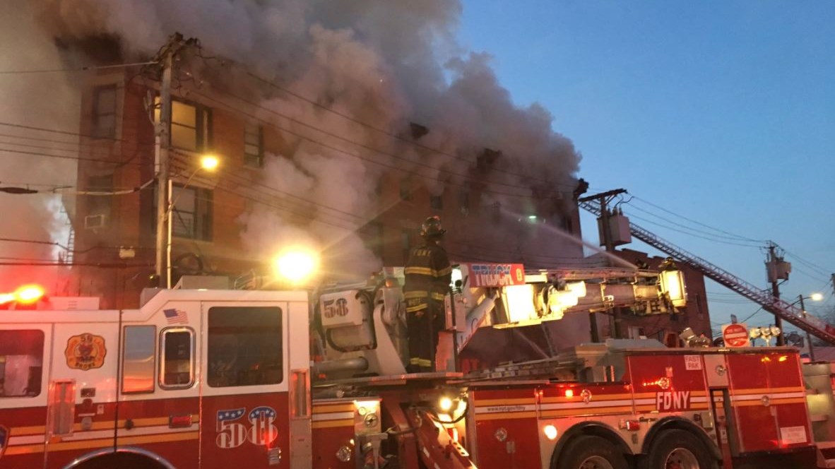 Πύρινη κόλαση σε πολυκατοικία στο Μπρονξ- ΤΩΡΑ- ΦΩΤΟ