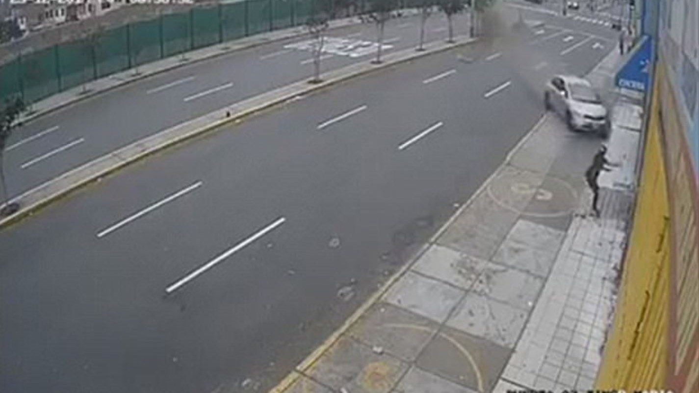 ΒΙΝΤΕΟ που κόβει την ανάσα – Αυτοκίνητο πετάει γυναίκα στον αέρα σαν ψεύτικη κούκλα