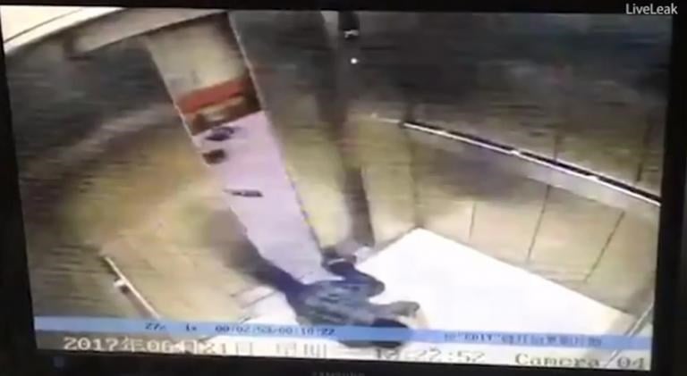 Σκληρές εικόνες: Της έκοψε το πόδι το ασανσέρ ενώ χάζευε το κινητό της  – BINTEO