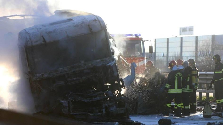 Φονική καρμανιόλα – Έξι νεκροί, αναμεσά τους δύο παιδιά – Λιώσανε τα σίδερα – ΦΩΤΟ