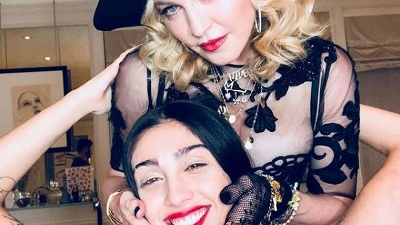 Η Μαντόνα ποζάρει με την κόρη της και τις … τριχωτές μασχάλες της – ΦΩΤΟ