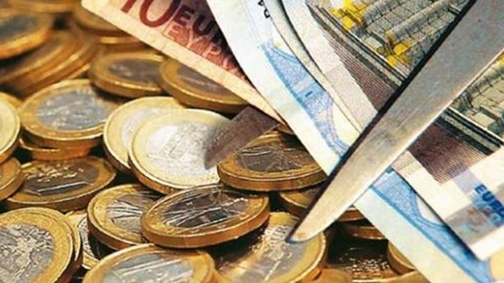 Τι αλλάζει με το πολυνομοσχέδιο για επιδόματα και απεργίες