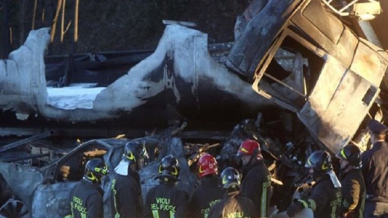 Έξι νεκροί από έκρηξη βυτιοφόρου σε αυτοκινητόδρομο της Βόρειας Ιταλίας – ΦΩΤΟ – ΒΙΝΤΕΟ