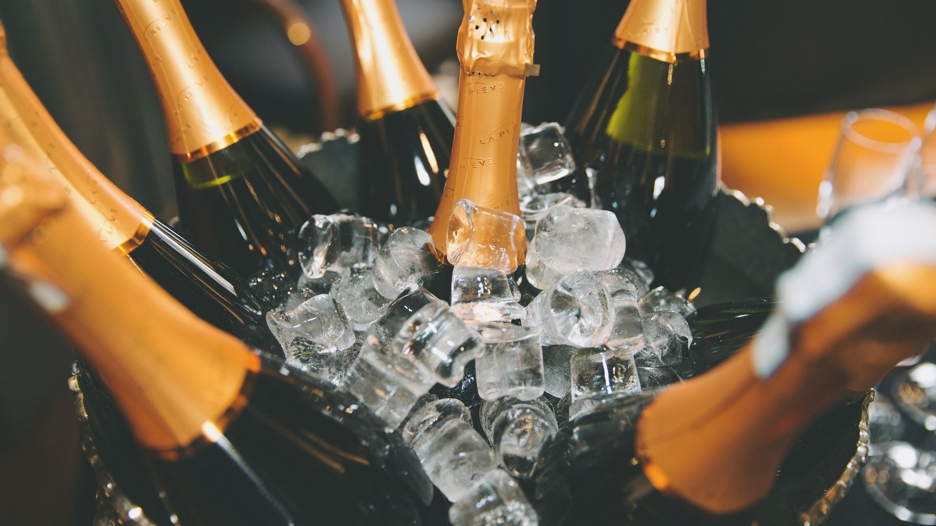 Σε κώμα άνδρας που προσπάθησε να ανοίξει σαμπάνια την Πρωτοχρονιά