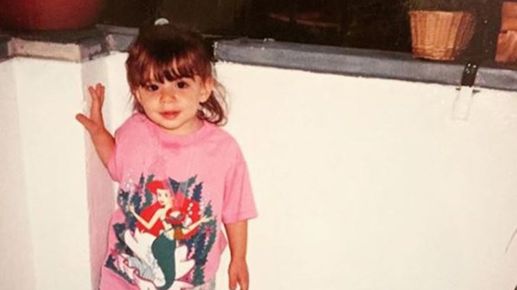 Αναγνωρίζετε το κοριτσάκι της φωτογραφίας; Σήμερα είναι γνωστή τραγουδίστρια – ΦΩΤΟ