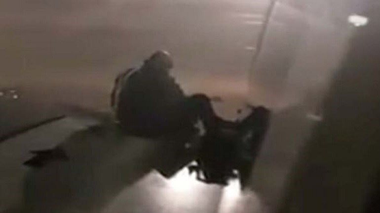 Επιβάτης αεροπλάνου πήδηξε από την έξοδο κινδύνου γιατί είχε κρίση άσθματος– ΦΩΤΟ – ΒΙΝΤΕΟ