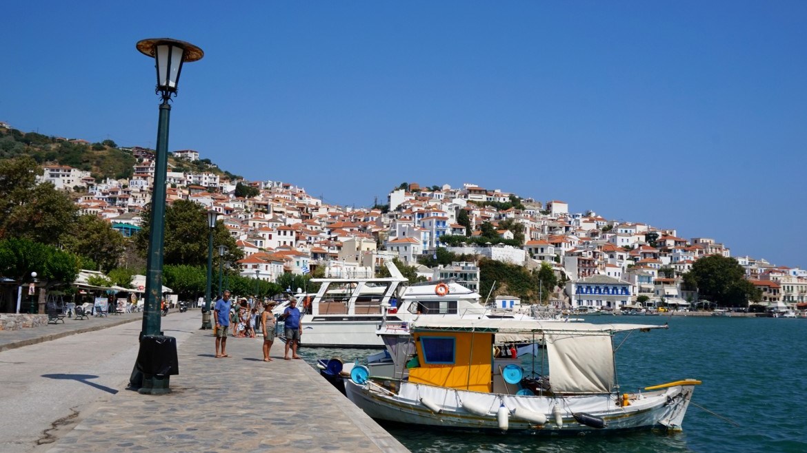 “Fake news” η είδηση με τον ψαρά και την πλαστική σακούλα στη Σκόπελο