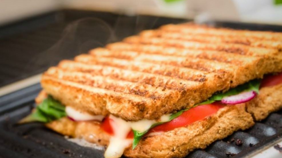 Πώς να καθαρίσετε την τοστιέρα σας χωρίς τρίψιμο