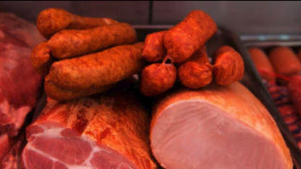 Προσοχή: Γιατί οι γυναίκες πρέπει να αποφεύγουν λουκάνικα και μπέικον