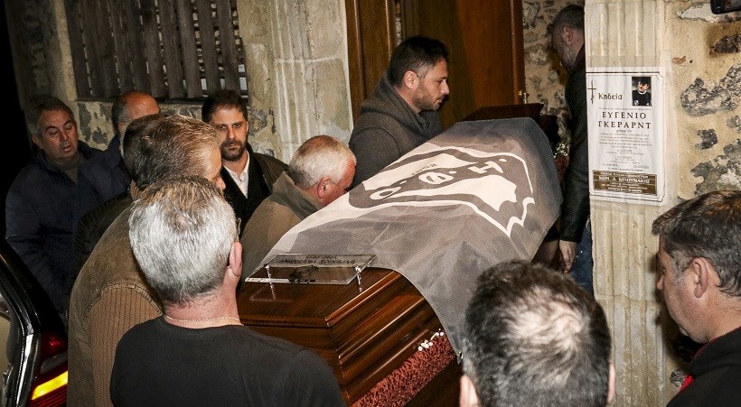 Σε λαϊκό προσκύνημα η σορός του Ευγένιου Γκέραρντ – Με τη σημαία του ΟΦΗ σκεπασμένο το φέρετρο – ΒΙΝΤΕΟ