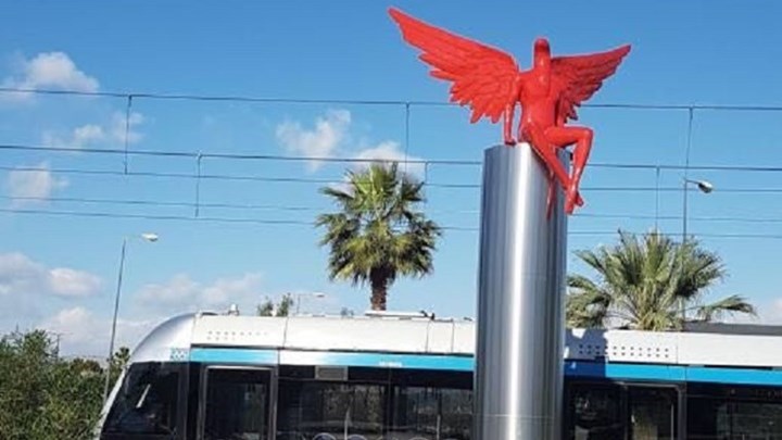 Έκαναν αγιασμό στο άγαλμα του Παλαιού Φαλήρου – Τι απαντά ο γλύπτης – ΒΙΝΤΕΟ