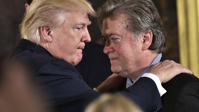 Τραμπ: «Ο Στιβ Μπάνον δεν έχασε μόνο τη δουλειά του, έχει χάσει και το μυαλό του»