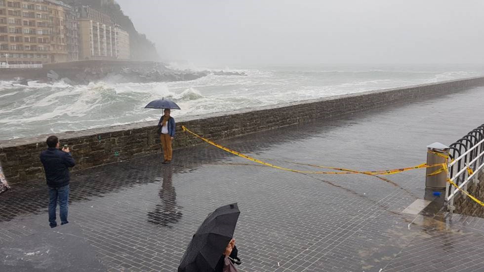 Φονική κακοκαιρία: Τεράστιο κύμα “κατάπιε” ζευγάρι Ισπανών