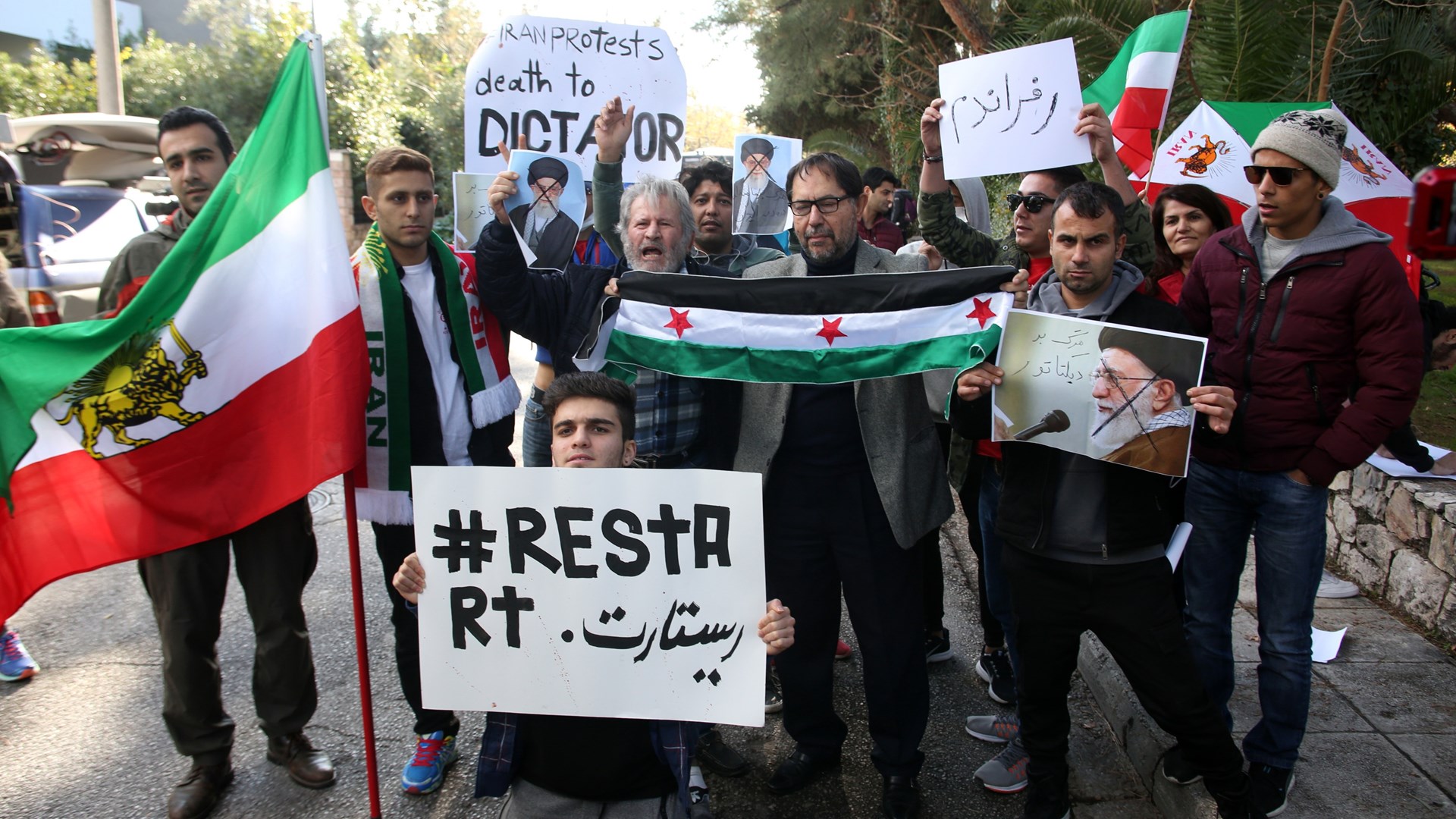 Επεισόδια έξω από την πρεσβεία του Ιράν στο Ψυχικό -Έκαψαν σημαία – ΦΩΤΟ