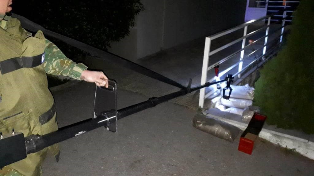 Εικόνες από την επιχείρηση εξουδετέρωσης της χειροβομβίδας στο Ωραιόκαστρο