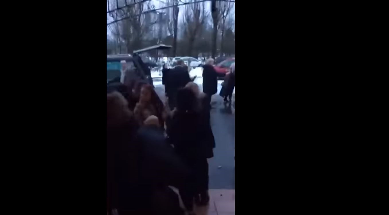 Αυτό δεν ήταν κηδεία…ήταν διαδήλωση – Άγριο ξύλο πάνω από το φέρετρο – ΒΙΝΤΕΟ