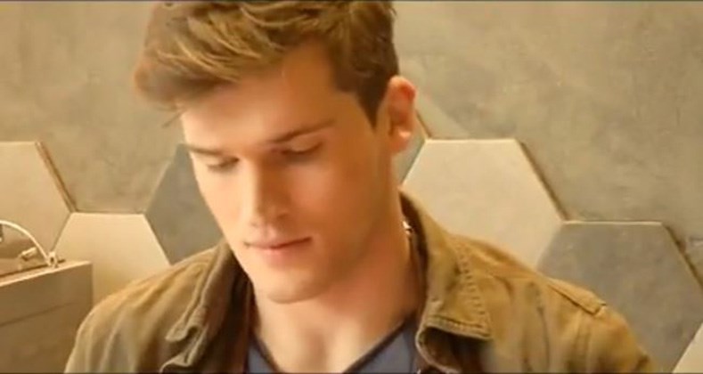 Ο σέξι κρεοπώλης που έχει συνεργαστεί με τους μεγαλύτερους οίκους μόδας – ΒΙΝΤΕΟ