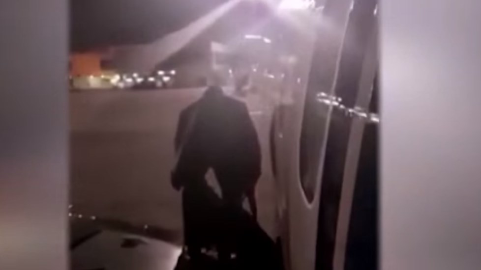Εκνευρισμένος από την καθυστέρηση, άνοιξε την έξοδο κινδύνου και περπάτησε στο φτερό του αεροπλάνου – ΒΙΝΤΕΟ
