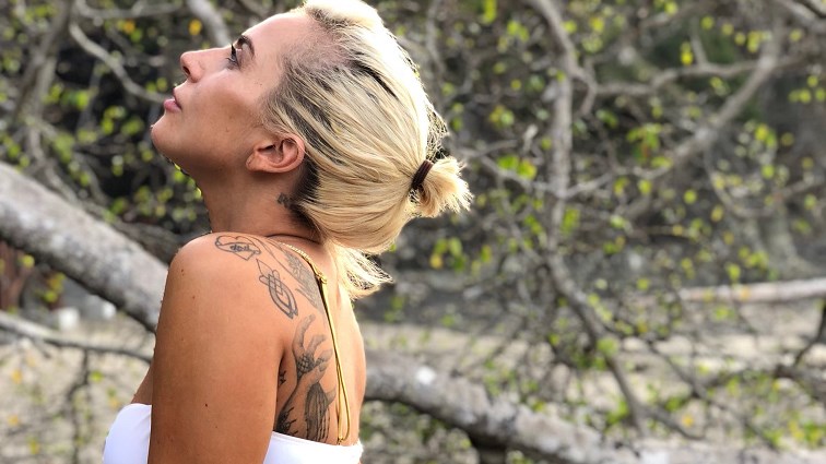 Η Lady Gaga μας εύχεται “χρόνια πολλά” φορώντας ένα… μικροσκοπικό μπικίνι – ΦΩΤΟ