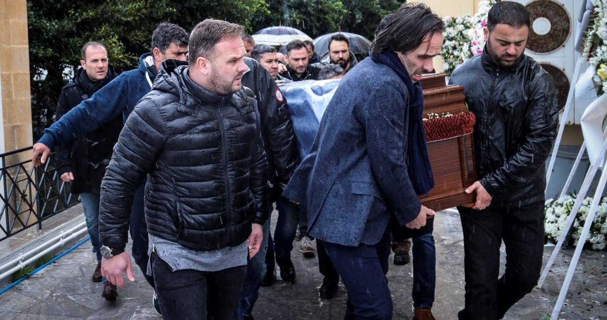 Στην αγκαλιά της κρητικής γης ο Ευγένιος Γκέραρντ – ΦΩΤΟ από την κηδεία του ανθρώπου – σύμβολο για τον ΟΦΗ