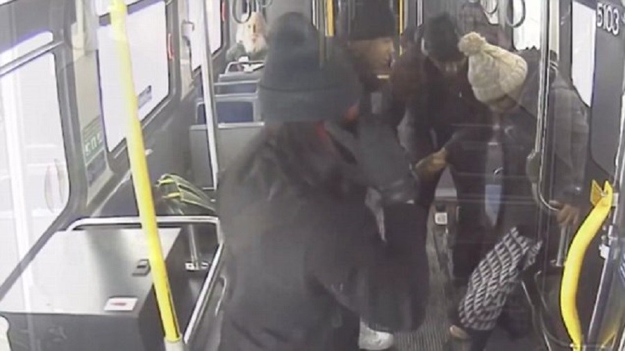 Οδηγός λεωφορείου έσωσε γυναίκα που γεννούσε – ΒΙΝΤΕΟ