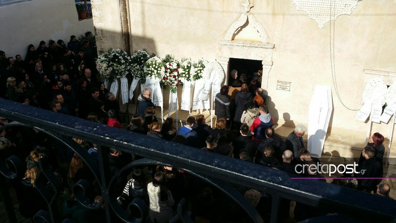 Στα μαύρα ολόκληρη η Κρήτη – “Λύγισαν” και τα σίδερα στην κηδεία του Χρήστου που πέθανε σε τροχαίο μαζί με την αρραβωνιαστικιά του – ΦΩΤΟ