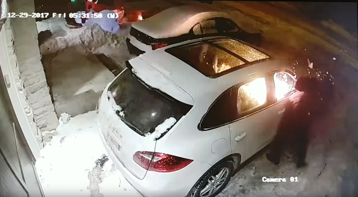 Έβαλε φωτιά σε Πόρσε και διέφυγε – Δείτε το βίντεο από την κάμερα ασφαλείας