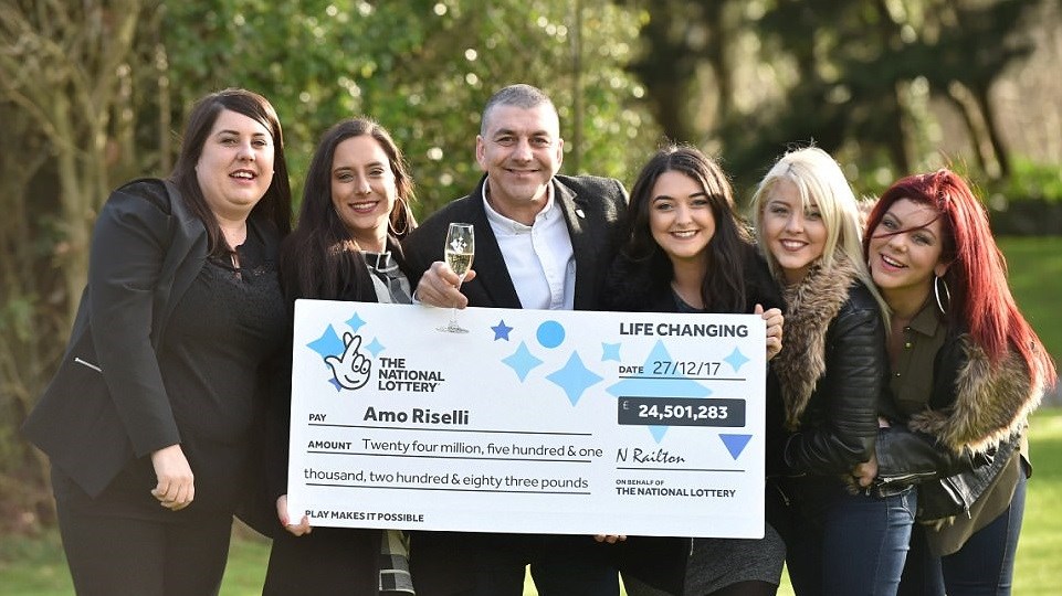 Ο νικητής των 24,5 εκατομμυρίων ευρώ είχε ξεχάσει το λαχείο στο ταξί του- ΒΙΝΤΕΟ