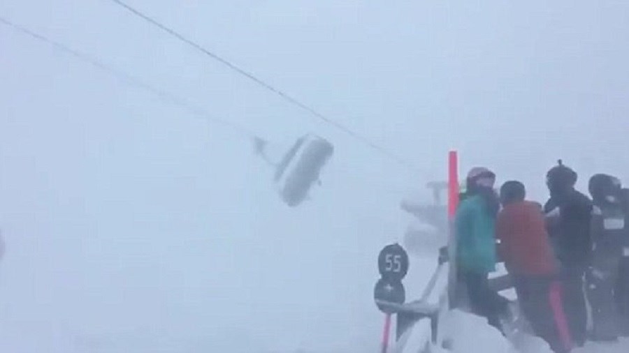 Τους πήρε και τους σήκωσε- Σκιέρ παγιδεύτηκαν στα λιφτ εξαιτίας των ισχυρών ανέμων – ΒΙΝΤΕΟ