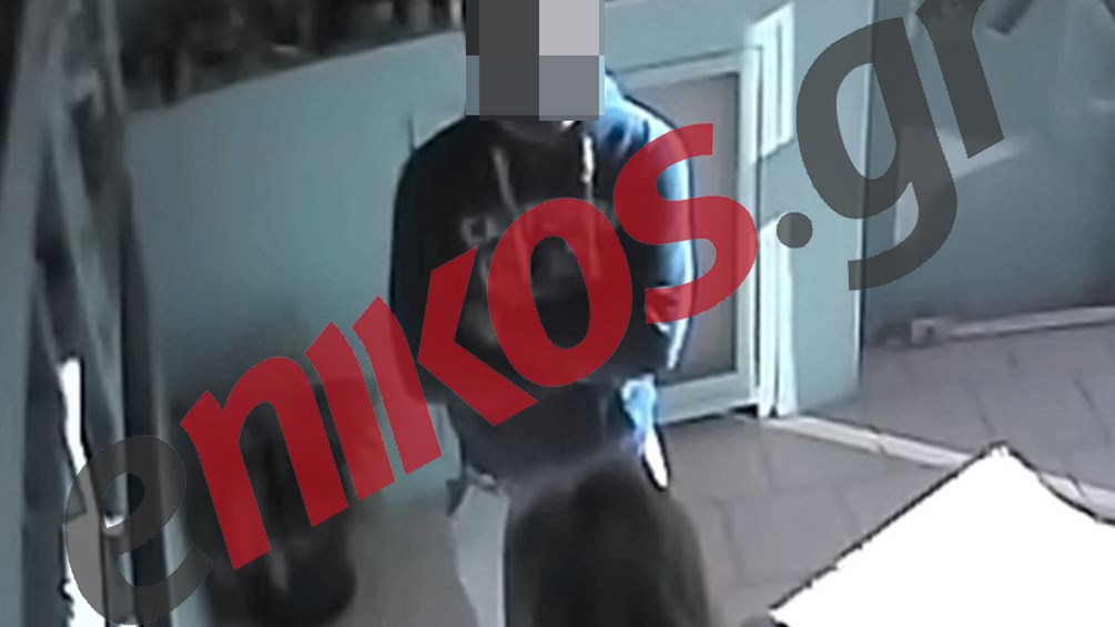 Αετονύχης “ταχυδακτυλουργός” κλέβει μπροστά στα μάτια της υπαλλήλου – ΒΙΝΤΕΟ αναγνώστη