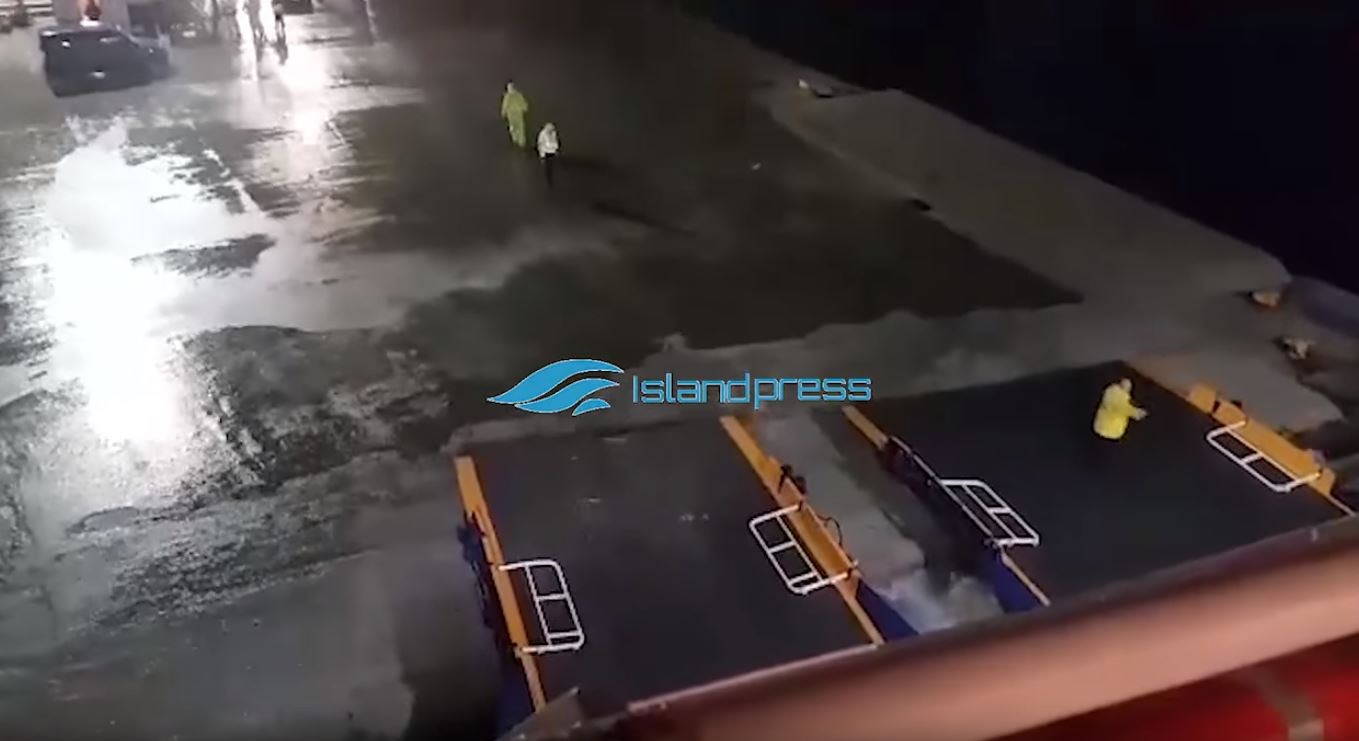 Η μάχη του Blue Star Delos με τα μανιασμένα κύματα στο Αιγαίο – ΒΙΝΤΕΟ