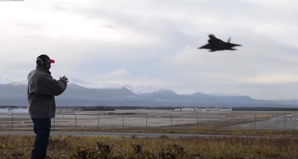 Κόβει την ανάσα το… τετ α τετ μαχητικού με παππού – ΒΙΝΤΕΟ