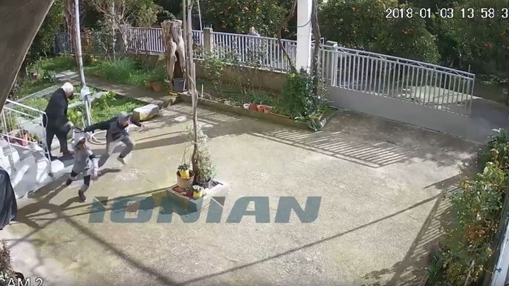 “Σπάσανε τα δόντια μου, αιμορραγούσα και ζω ακόμα” – Συγκλονίζει η γιαγιά που την λήστεψαν ανήλικοι – ΒΙΝΤΕΟ