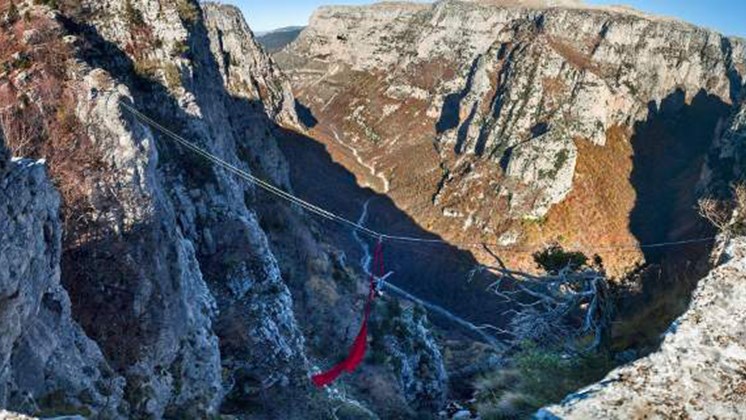 “Χορεύοντας” στο κενό σε ύψος 800 μέτρων στο φαράγγι του Βίκου – ΒΙΝΤΕΟ