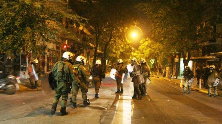 Επίθεση με πέτρες σε αστυνομικούς στα Εξάρχεια