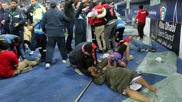 Συγκλονιστικές εικόνες: Κατέρρευσε κερκίδα στο Κουβέιτ – Τραυματίστηκαν 25 άτομα – ΒΙΝΤΕΟ