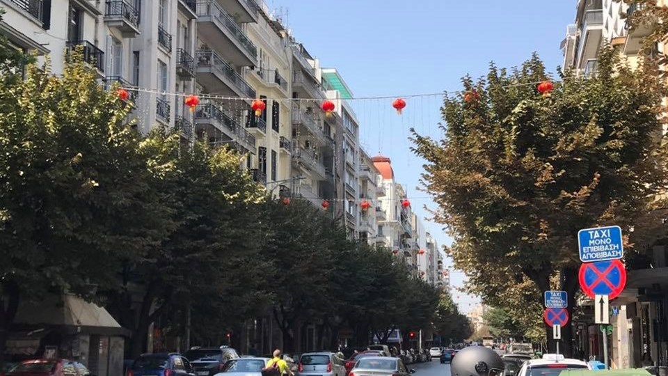 Η επική αγγελία έξω από πολυκατάστημα στη Θεσσαλονίκη – ΦΩΤΟ