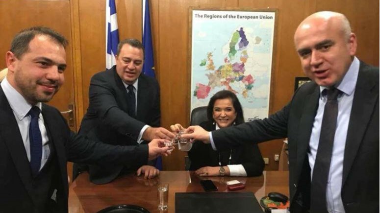 Τα τσίπουρα της Ντόρας Μπακογιάννη στην Κομοτηνή – ΦΩΤΟ