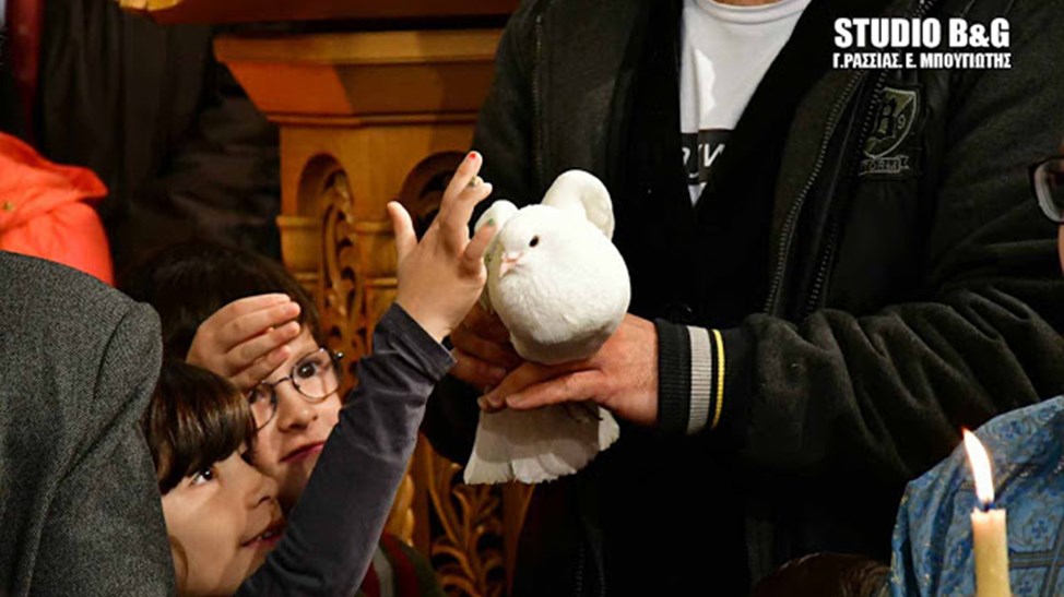 Με περιστέρια μέσα στον ναό αναβίωσε το έθιμο των Θεοφανείων στο Ναύπλιο- ΦΩΤΟ