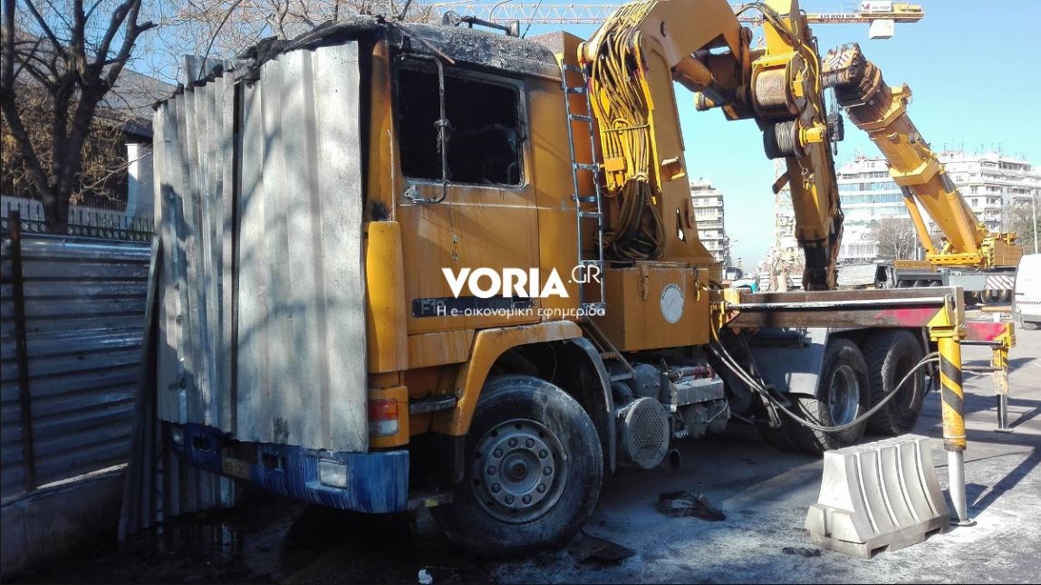 Σοβαρές υλικές ζημιές στο εργοτάξιο του μετρό στη Θεσσαλονίκη από την επίθεση με μολότοφ – ΦΩΤΟ