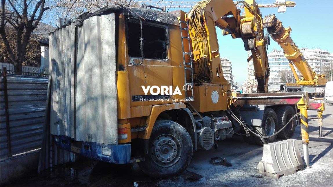 Σοβαρές υλικές ζημιές στο εργοτάξιο του μετρό στη Θεσσαλονίκη από την επίθεση με μολότοφ – ΦΩΤΟ