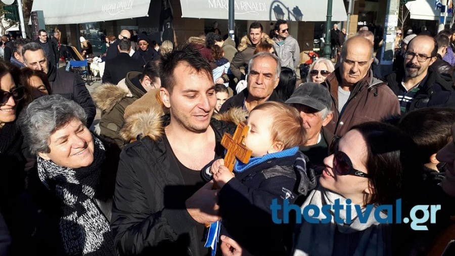 Ένας 28χρονος αστυνομικός έπιασε τον Σταυρό στη Θεσσαλονίκη – ΒΙΝΤΕΟ
