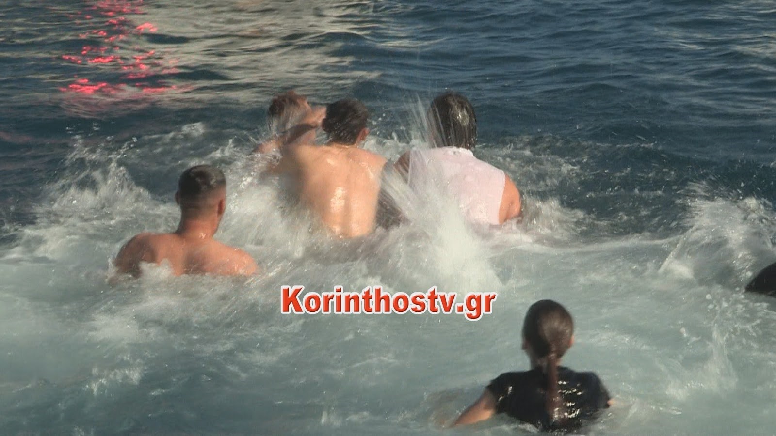 Εικόνες ντροπής και μπουνιές στο Κιάτο – Έπαιξαν άγριο ξύλο για τον Τίμιο Σταυρό – ΦΩΤΟ – ΒΙΝΤΕΟ