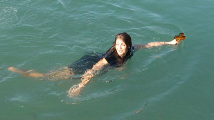 Γυναίκα έπιασε τον Σταυρό στον Πλατανιά… σαν άλλη Μανταλένα – ΦΩΤΟ