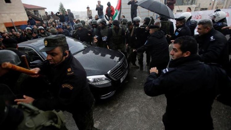 Χάος στην Βηθλεέμ – Διαδηλωτές έριξαν πέτρες στο αυτοκίνητο του Πατριάρχη Ιεροσολύμων – “Προδότη” ούρλιαζαν – ΦΩΤΟ