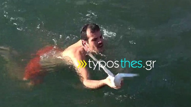 Το “απόλυτο” απρόοπτο στη Θεσσαλονίκη: Μπέρδεψαν το περιστέρι με τον Τίμιο Σταυρό και βούτηξαν για να το πιάσουν – ΒΙΝΤΕΟ