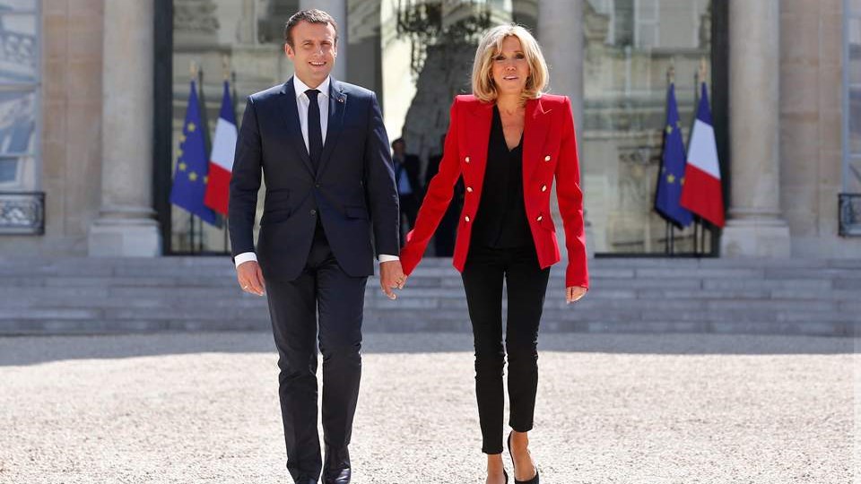 “Πυρά” κατά της Πρώτης Κυρίας της Γαλλίας Μπριζίτ Μακρόν: Γιατί την αποκαλούν “Μαρία Αντουανέτα”